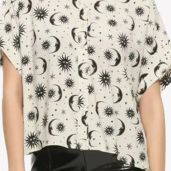 Hot Topic celestial Sun and Moon Button-Down crop Shirt - Black and cream - Picture 6 of 10